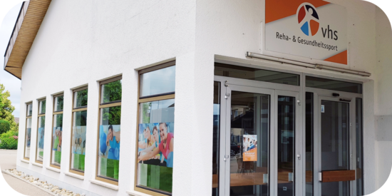 Eingang des vhs Reha- und Gesundheitssportzentrums in Weilstetten